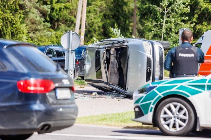 Liepojos plente – automobilių avarija: moteriai prireikė medikų pagalbos