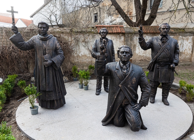 Naujos skulptūros prie Pranciškonų bažnyčios Vilniuje