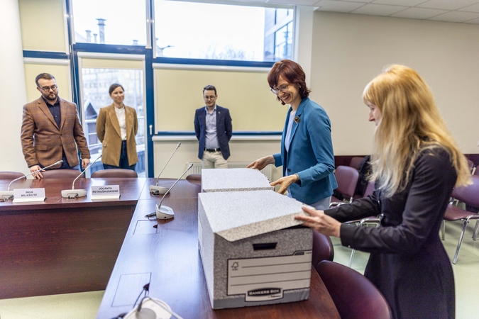 G. Nausėdos štabas atnešė parašus į VRK