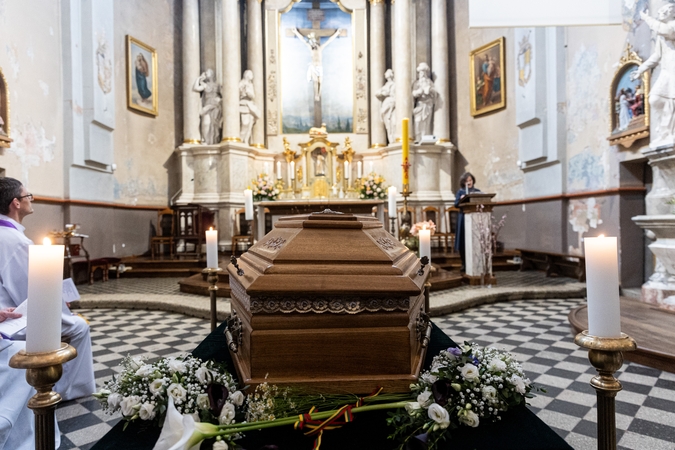 Disidentės, vienuolės N. Sadūnaitės laidotuvės