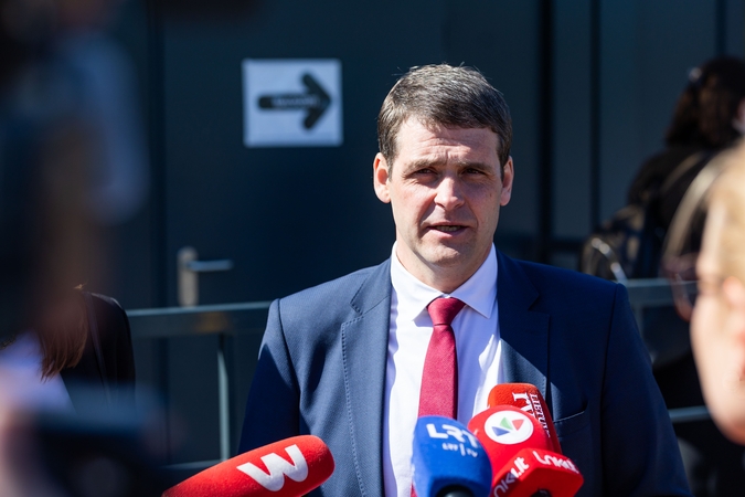 Tęsiamas balsavimas iš anksto renkant prezidentą, pilietybės referendume