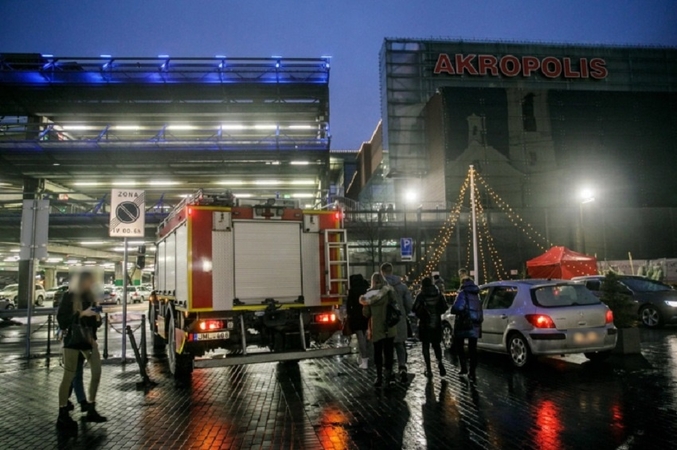 Į Kauno „Akropolį“ lėkė ugniagesiai: evakavosi dešimt žmonių