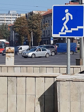Judrioje sankryžoje – dviejų automobilių akistata