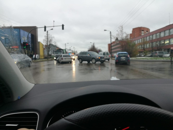 Eismą judrioje Kauno sankryžoje paralyžiavo trijų automobilių avarija