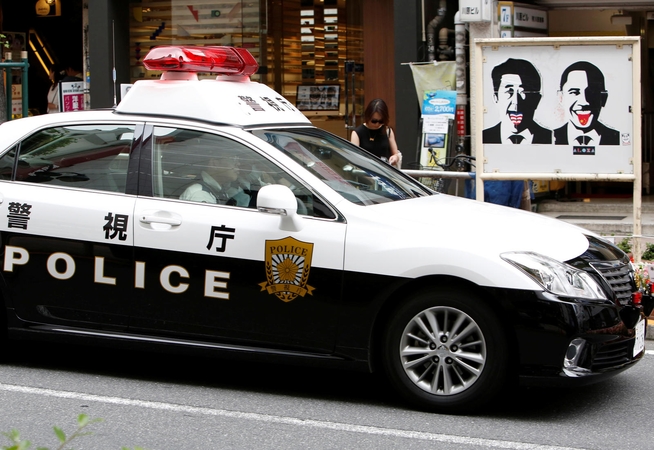 Japonijoje vyras bandė pavogti automobilį su policininkais viduje