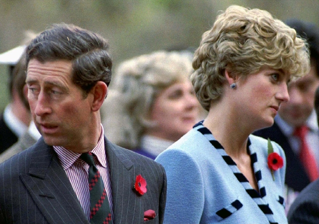 Velso Princas Charles oficialiai išsiskyrė su Princese Diana.