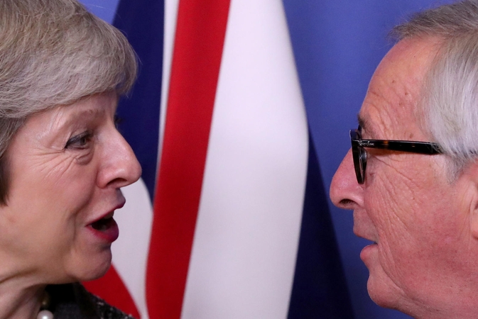 Theresa May ir Jean-Claude Juncker