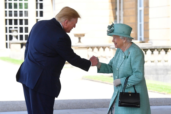 Karalienė Elizabeth II pasitiko D. Trumpą Bakingamo rūmuose