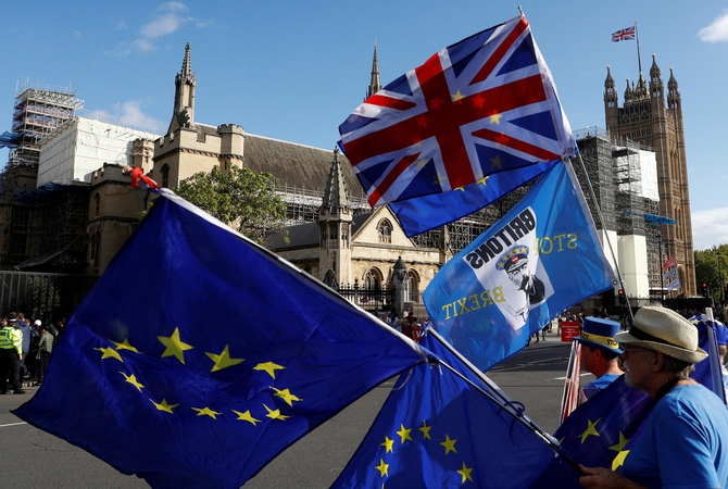 Sunkią savaitę „Brexit“ išsekintoje JK baigia niūrūs perspėjimai