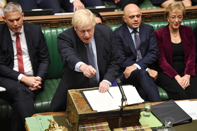 Borisas Johnsonas (viduryje)