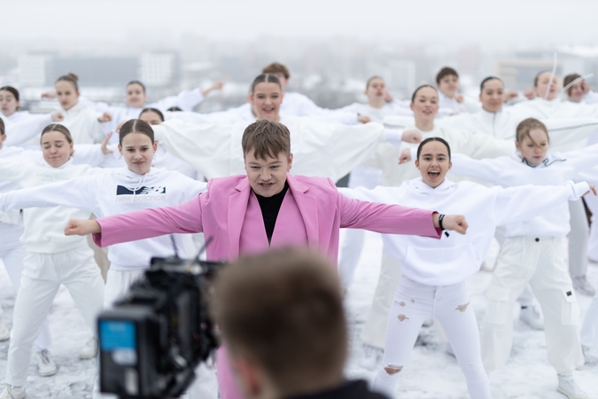 Jauniausias šių metų „Eurovizijos“ atrankų dalyvis Noy pristato dainą: gimiau būti scenoje