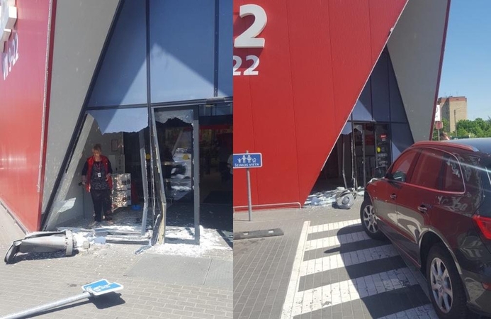 Kaune automobilis taranavo prekybos centrą „Rimi“