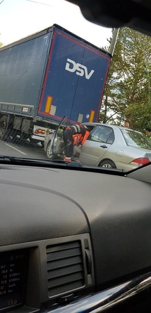 Petrašiūnuose susidūrė lengvasis automobilis ir sunkvežimis: sužalota moteris