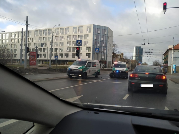 Vilniuje susidūrė du į iškvietimą skubėję policijos ekipažai
