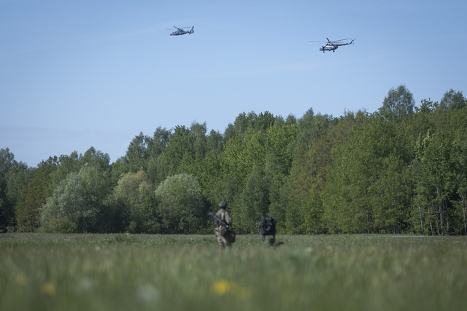 Lietuvos ir JAV kariai bendrose pratybose treniruojasi atlikti oro operacijas