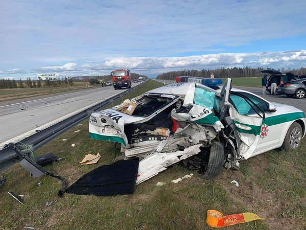 Į avariją greitkelyje atskubėjusių pareigūnų automobilį „nunešė“ kita mašina