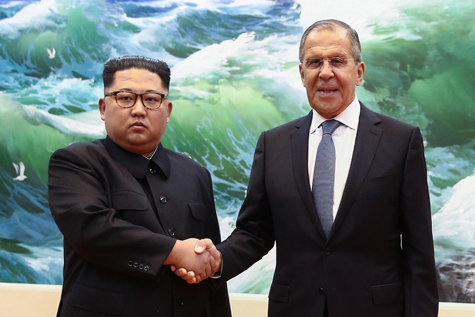 Kim Jong Unas (kairėje) ir Sergejus Lavrovas