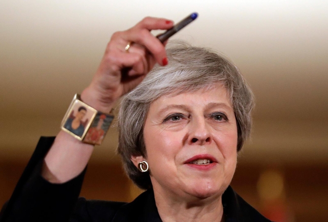 Britanijos premjerė užsipuolė ją nuversti mėginančius bendrapartiečius