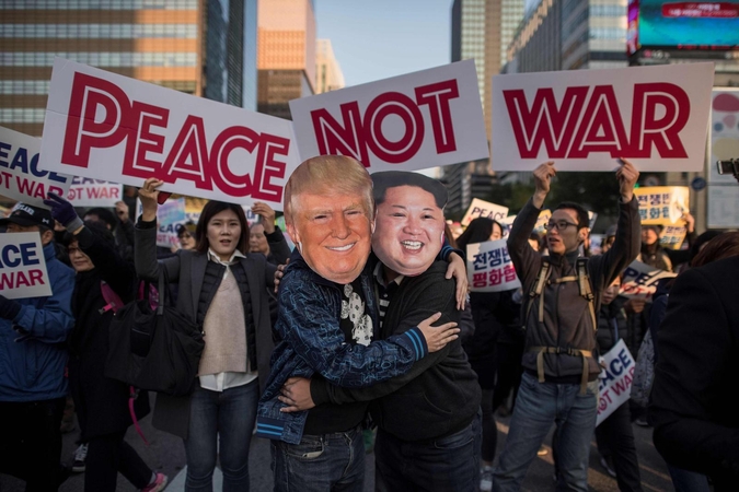 Demonstracija prieš Donaldo Trumpo (viduryje kairėje) ir Kim Jong-Uno veiksmus