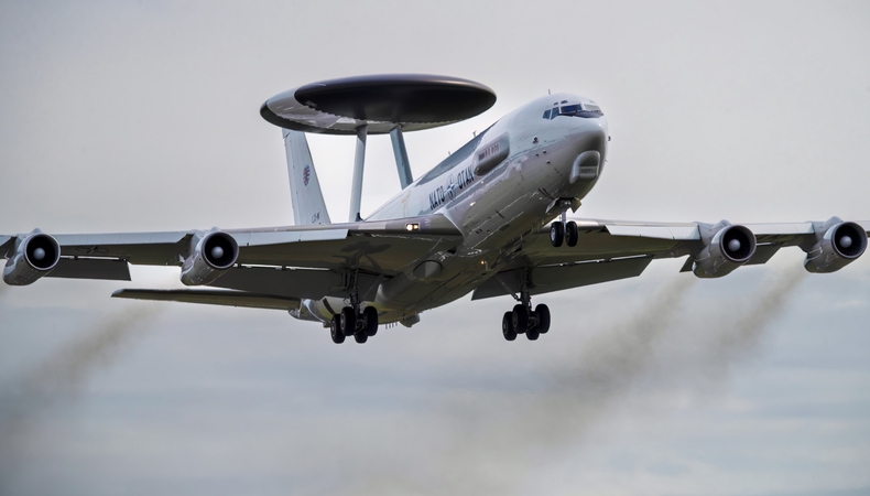 Lietuvoje pirmą kartą dislokuoti keturi žvalgybiniai orlaiviai AWACS
