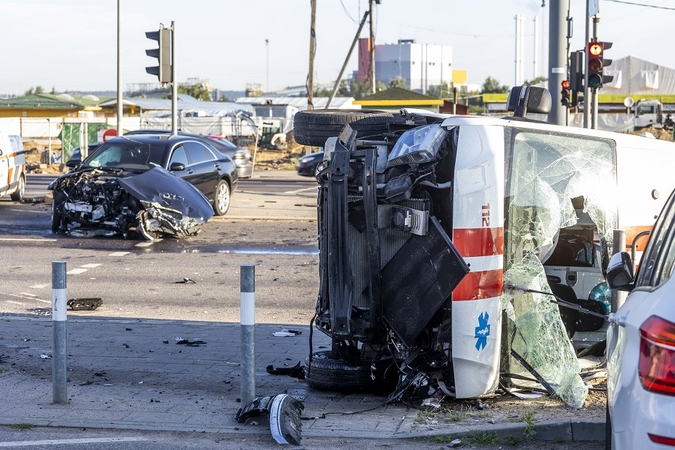 Vilniuje susidūrė lengvasis ir greitosios automobiliai: nukentėjo trys asmenys