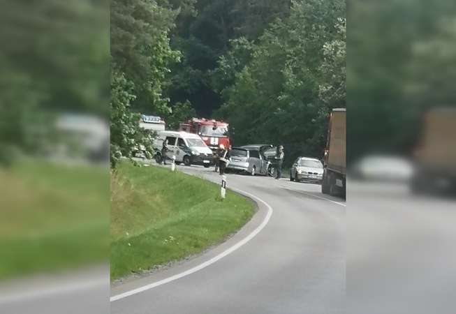 Netoli Kačerginės – stipri avarija: medikų pagalbos prireikė trims žmonėms, tarp jų – vaikui