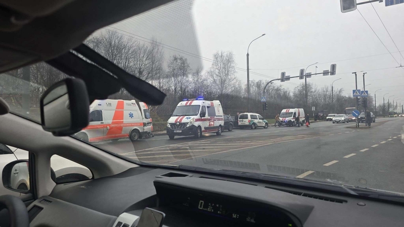 Išlėkė į priešpriešinę eismo juostą: sužeisti trys žmonės, vienas jų – pėsčiasis