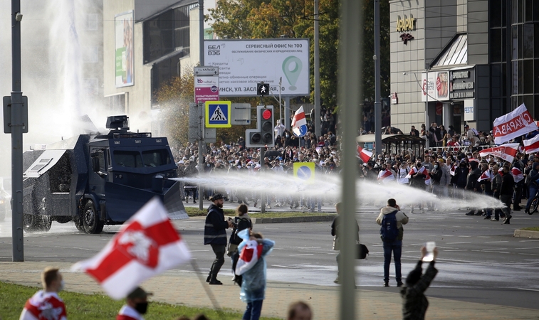 Baltarusijoje sulaikė per 110 protestuotojų, pasitelkė vandens patrankas