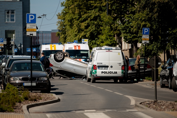 Prie policijos pastato automobilis apsivertė ant stogo