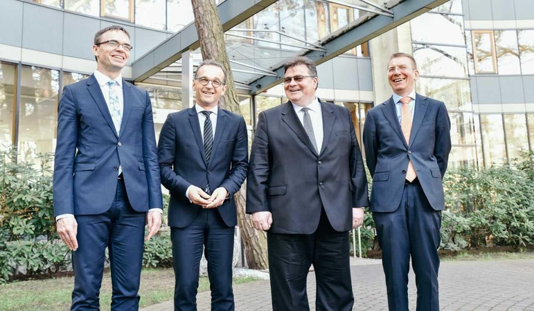 Linas Linkevičius (antras iš dešinės)