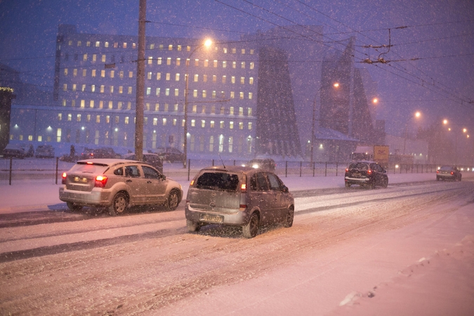 Rytų Lietuvoje vietomis slidu, naktį eismą sunkins snygis, plikledis