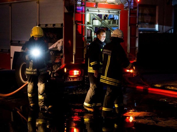 Nelaimė darbe: sunkiasvoris vyras įstrigo žemyn galva dažų paruošimo inde