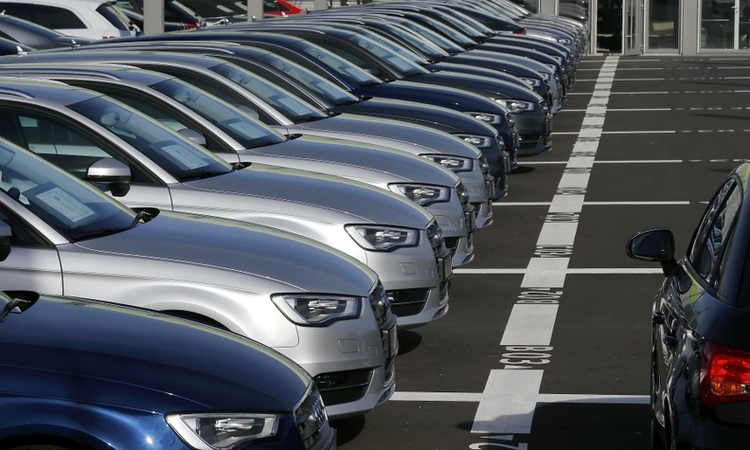 Rinka: naujų automobilių pardavimo tendencijos – kol kas permainingos.