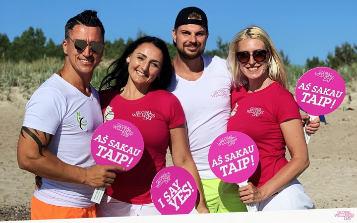 E.Preikšaitytei (pirma iš dešinės) Pasaulinės sveikatingumo dienos renginius Lietuvoje padėjo suorganizuoti (iš kairės) šokėjas Saulius Skambinas, zumbos trenerė Irina Girman-Šlimienė, sužadėtinis Mantas Akranevičius.