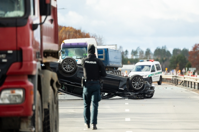 Vilniaus pakraštyje BMW apvirto ant stogo