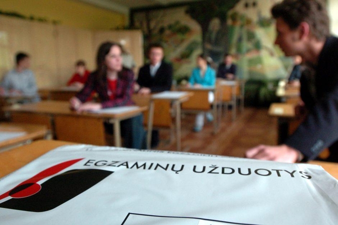 Mokytis nuotoliniu būdu gali tekti iki vasaros, dėl egzaminų – keli scenarijai