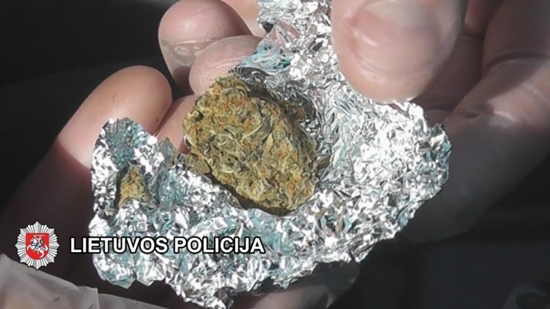 Apleistame pastate Klaipėdoje jaunuoliai elgėsi įtartinai, šalia – lankstinukas su folija