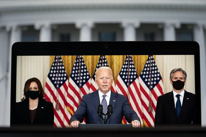 J. Bidenas žada evakuoti iš Afganistano visus amerikiečius ir jiems padėjusius afganus
