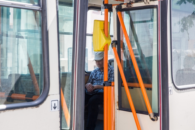 Vilniuje girtas vairuotojas rėžėsi į troleibusą: moteris išvežta į ligoninę