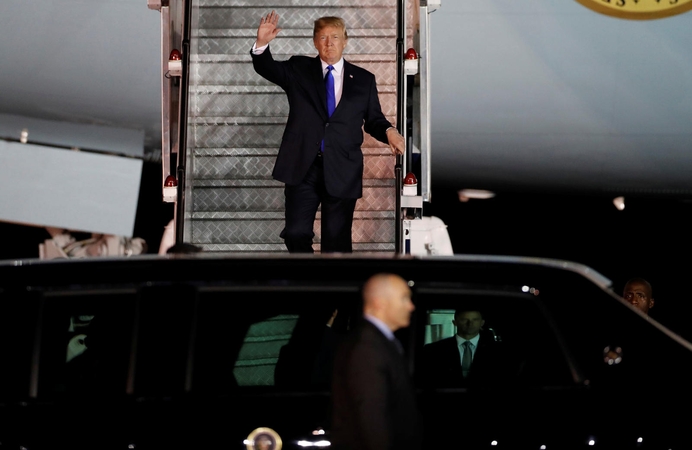 Po JAV ir JK ginčų D. Trumpas vyksta į politinio sąmyšio apimtą Didžiąją Britaniją