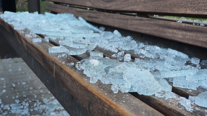 Kėdainių rajone girtas vairuotojas apgadino autobusų stotelę ir pasišalino
