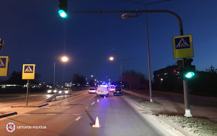 Praėjusią parą keliuose žuvo du žmonės: vyrą ir moterį partrenkė pėsčiųjų perėjose