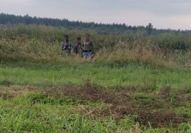 Pasienyje su Baltarusija apgręžta keliolika migrantų, įleisti trys žmonės