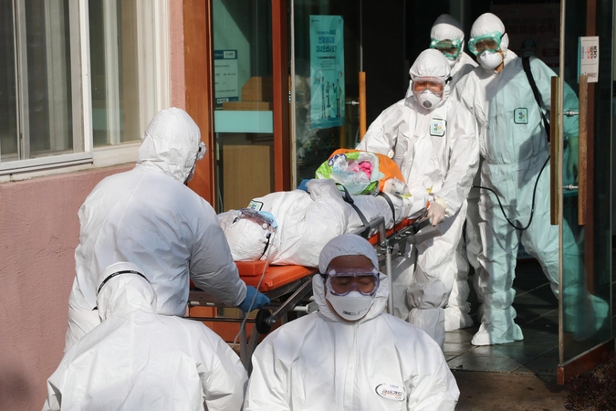 Koronavirusas pasaulyje: aukų skaičius viršijo 12,7 tūkst.