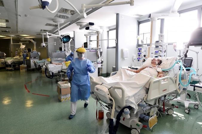 Ligoninėse šiuo metu gydomi 834 COVID-19 pacientai, iš jų 81– reanimacijoje