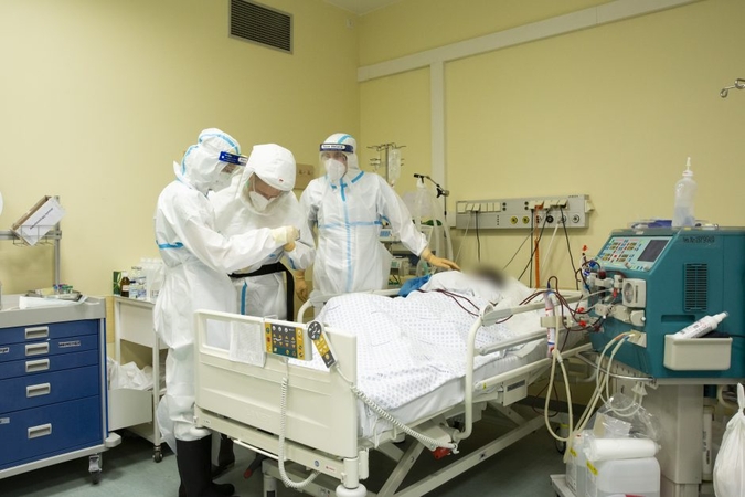 Ligoninėse šiuo metu gydomi 809 COVID-19 pacientai, iš jų 81 – reanimacijoje