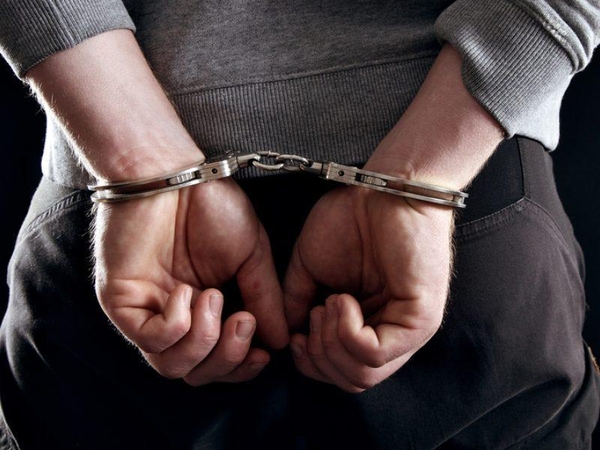 Klaipėdoje dėl narkotikų platinimo sulaikytas įtariamasis spyrė policininkei