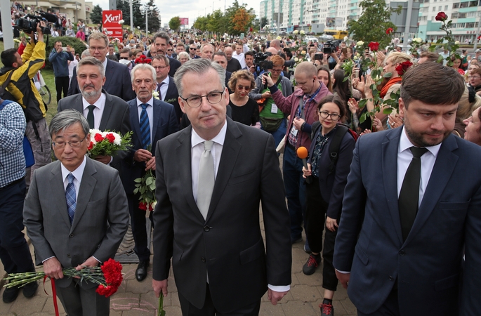 Europos šalių atstovybių Baltarusijoje vadovai Minske pagerbė protestuotojo atminimą