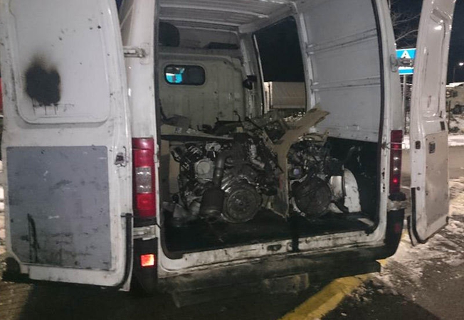 Baltarusis mikroautobusu iš Lietuvos vežė vogtą mašinos variklį 