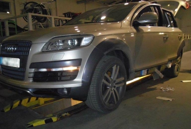 Su cigarečių kontrabanda muitininkams įkliuvo prabangaus automobilio savininkas